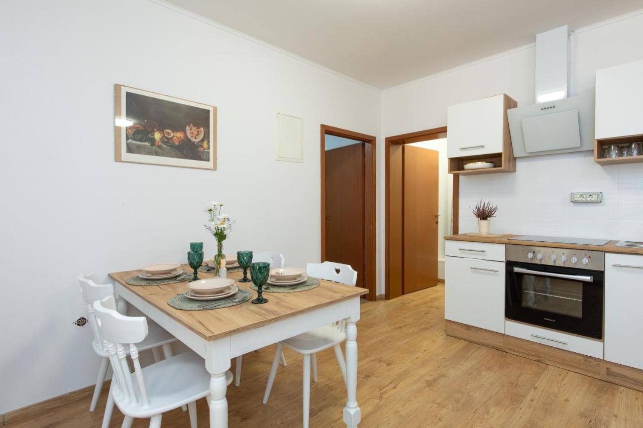 Double Oak Apartment غييكا المظهر الخارجي الصورة